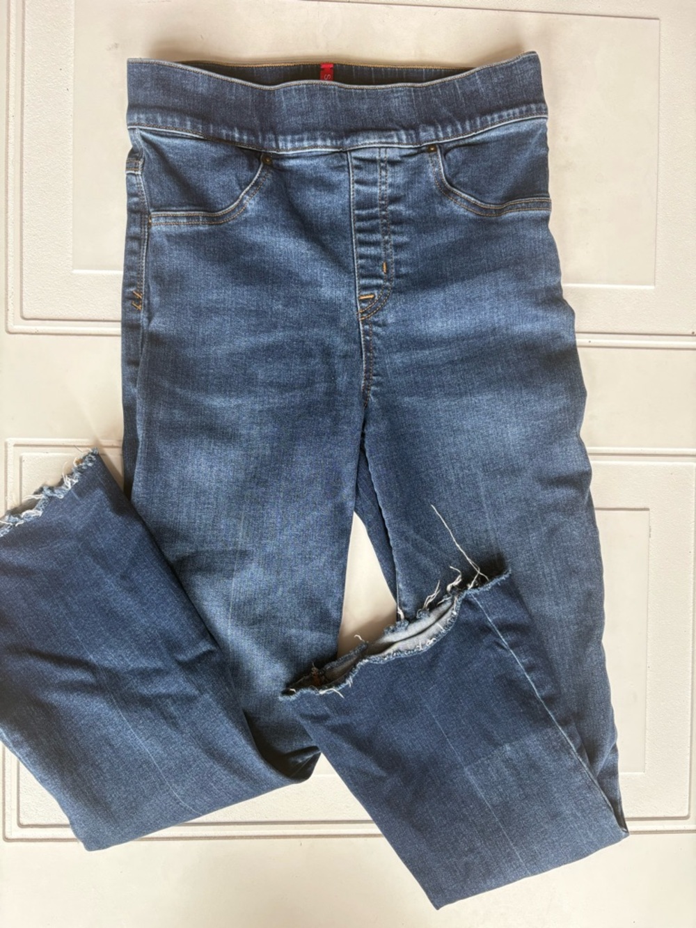 Spanx Cropped Flare Leg Raw Hem Pull On Jeans Size Small - Picture 3 of 7